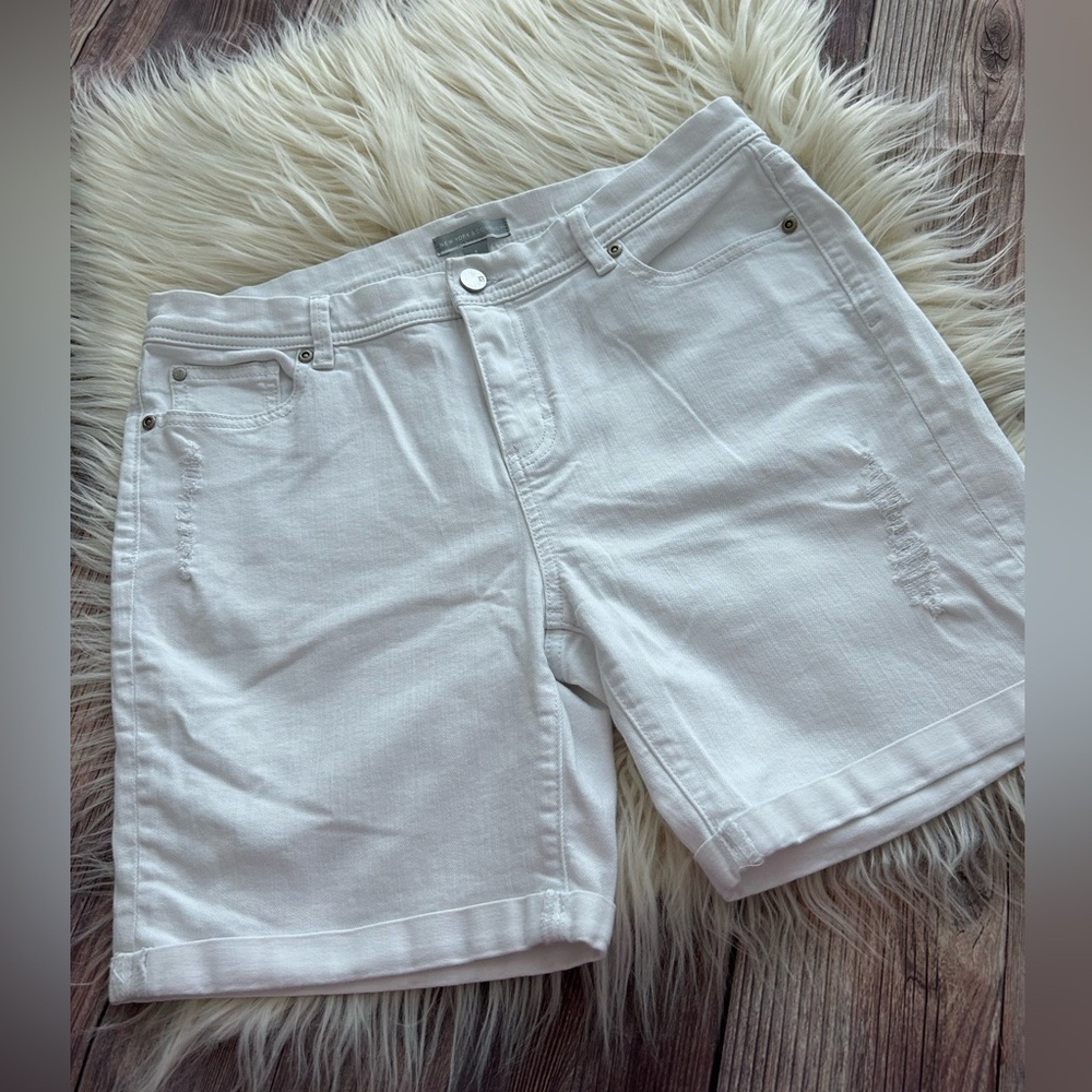 🛍️ EUC LADIES WHITE DENIM NEW YORK & COMPANY SHORTS